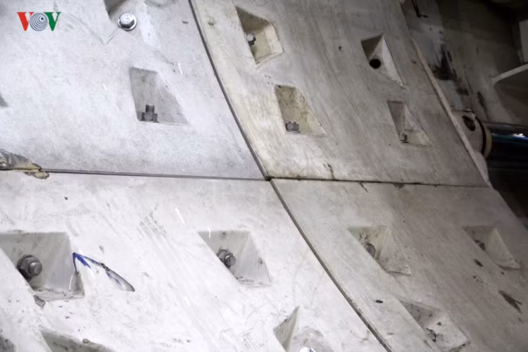 Các tấm bê-tông được kết nối với nhau bằng ốc và các chất liệu khác.
