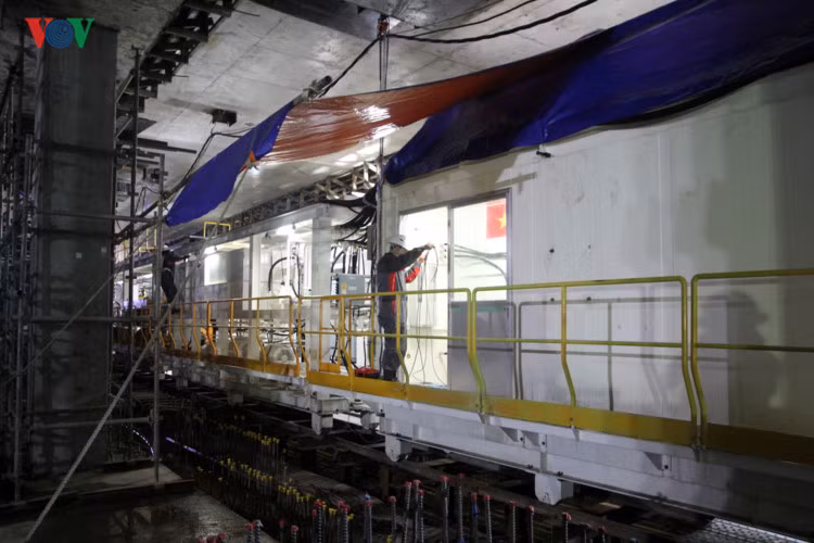 Phía sau robot đào hầm.