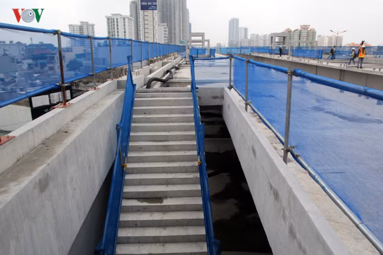 Cầu thang lên nhà ga Thảo Điền.