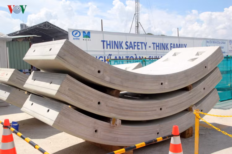 Các tấm bê-tông được đúc sẵn bên ngoài.