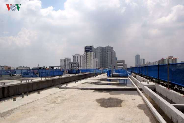 Bên trên nhà ga Thảo Điền.