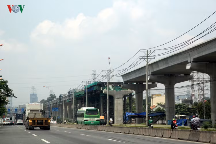 Tuyến metro song song với Xa lộ Hà Nội.