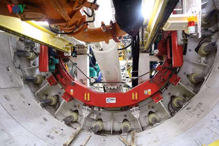 Cánh tay robot di chuyển các tấm bêtong.