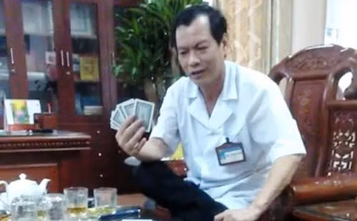 Liên quan đến đoạn clip đánh bài ăn tiền của cán bộ y tế ở Ninh Bình, danh tính của các bác sỹ trong đoạn clip đã được tìm ra. Theo đó, tỉnh Ninh Bình yêu cầu Sở Y tế tạm dừng việc bổ nhiệm lại ông Đặng Trung Bình (vị bác sỹ xuất hiện trong clip) giữ chức vụ Giám đốc Bệnh viện Đa khoa huyện Gia Viễn; tính đến phương án điều chuyển bác sỹ Bình cùng các cán bộ, nhân viên y tế trong video clip sang đơn vị khác. Về sự việc này, bác sỹ Đặng Trung Bình thừa nhận hình ảnh được quay trong video clip là mình và nhận hoàn toàn trách nhiệm.