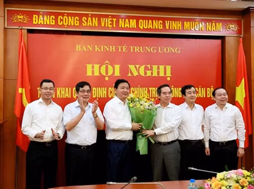 Tuần qua, vào ngày 11/5, Ban Kinh tế Trung ương tổ chức triển khai Quyết định của Bộ Chính trị về việc phân công ông Đinh La Thăng nhận nhiệm vụ Phó trưởng ban Kinh tế Trung Ương. Ảnh: Ban Kinh tế Trung Ương.