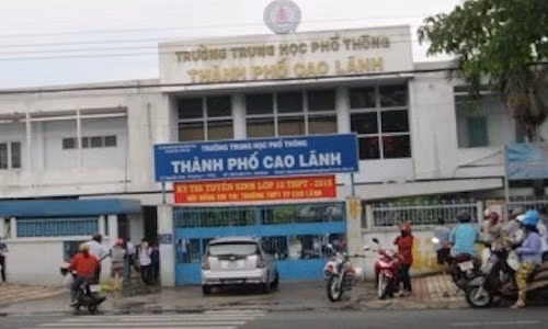 Nguyên nhân vụ lộ đề thi môn Toán và Sử gây xôn xao dư luận ở Đồng Tháp đã được các cơ quan điều tra công bố. Theo đó, một thầy giáo trong ban sao in đề thi đã mang đề ra ngoài cho 1 phụ huynh có con thi học kỳ để trả ơn phụ huynh này đã nhiều lần giúp đỡ. Đề thi đã bị con của thầy giáo này chụp ảnh lại, gửi cho bạn qua Facebook. Chỉ ít sau, đề thi đã phát tán ra mạng xã hội khiến hai môn thi tạm hoãn sang ngày khác. Ảnh: Báo Đồng Tháp.