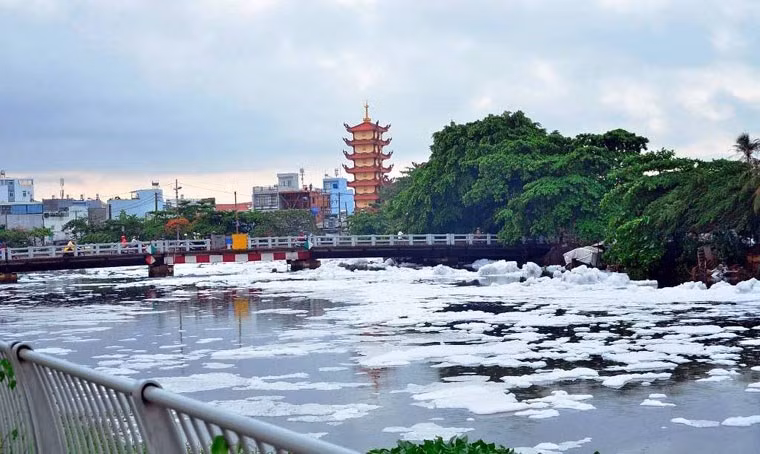 Hình ảnh bọt tuyết nổi trắng xoá trên kênh Tàu Hủ, đoạn khu vực rạch Ruột Ngựa và kênh Lò Gốm (phường 16, quận 8, TP HCM) khiến nhiều người bất ngờ. Theo người dân địa phương, hiện tượng này xảy ra sau cơn mưa lớn vào trưa ngày 15/5.