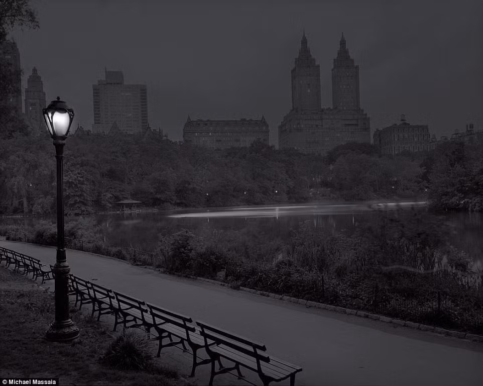 Những bức ảnh đen trắng trong màn đêm tĩnh lặng cho thấy nhiều khu vực khác nhau của công viên nổi tiếng ở Manhattan.
