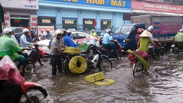 Một phuơng tiện chở hàng ngập trong nuớc bị chết máy.
