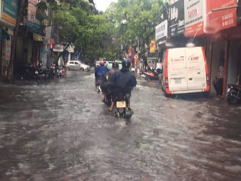 Các phương tiện đi lại gặp nhiều khó khăn vì đường phố ngập nước.