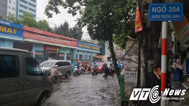 Ngõ 354 đường Truờng Chinh ngập trong nuớc.
