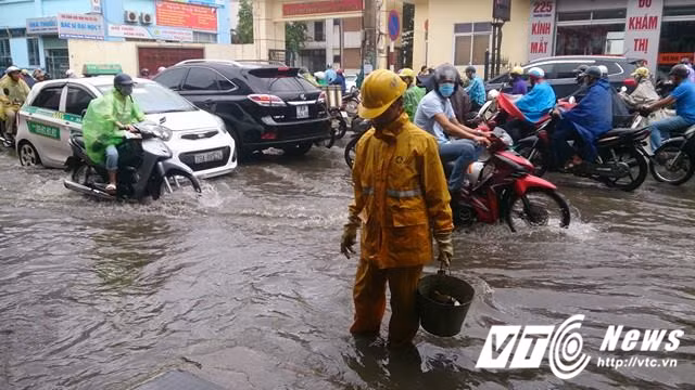 Một nhân viên công ty câp thoát nuớc cho biết, đơn vị này đã huy động 100 nhân viên ra giải quyết các điểm ngập úng giúp nguời dân đi lại an toàn.
