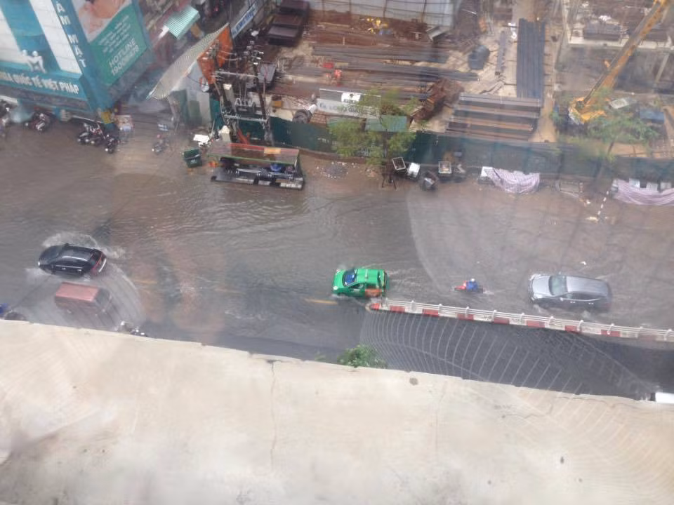 Anh: Ha Noi ngap nhu song sau con mua giong nhu trut