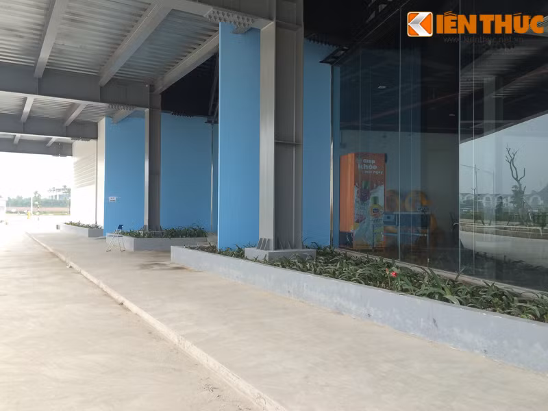 Dãy nhà chờ, phục vụ tiện ích ăn uống "cửa đóng, then cài".