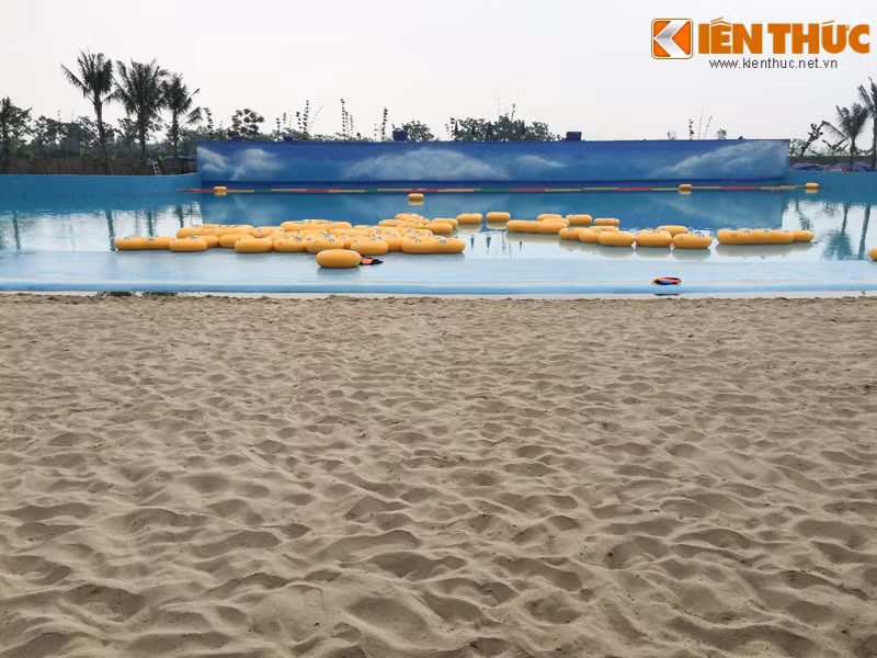 Nhiều phao bơi được tập kết lại một khu vực ở bãi biển nhân tạo.