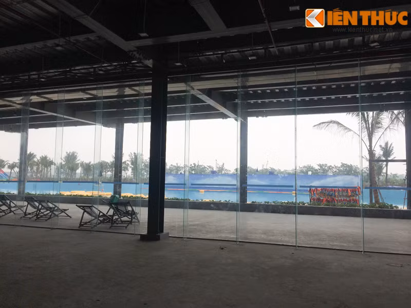 Khu vực nhà kính trước bãi biển nhân tạo của khu du lịch quốc tế Tuần Châu Hà Nội "vắng như chùa Bà Đanh".