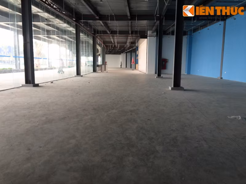 Bên trong các khu vực gần quầy gửi đồ, quầy soát vé vắng vẻ. Theo một số công nhân làm việc tại đây, sáng 4/5, họ bắt đầu dọn dẹp, trồng lại một số loại cây cảnh bị phá hỏng sau ngày khai trương.