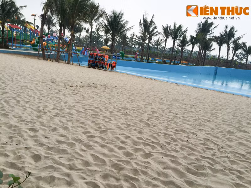 Theo các nhân viên bảo vệ ở đây, việc bất ngờ đóng cửa khu du lịch quốc tế Tuần Châu là do đã hết 4 ngày đón khách trải nghiệm. Việc đóng cửa là để hoàn thiện, 1/6 sẽ mở cửa chính thức.