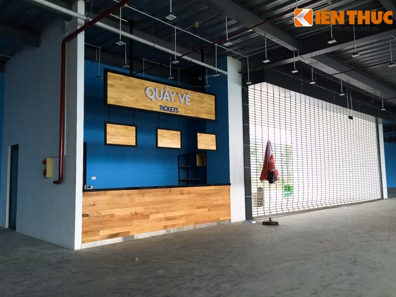 Trước đó, hôm 30/4 và 1/5, việc quầy vé bán nhỏ giọt, thông báo về cách thức bán vé tới khách hàng thiếu thuyết phục nên đã để xảy ra tình trạng tắc nghẽn, chen chúc ở lối vào.