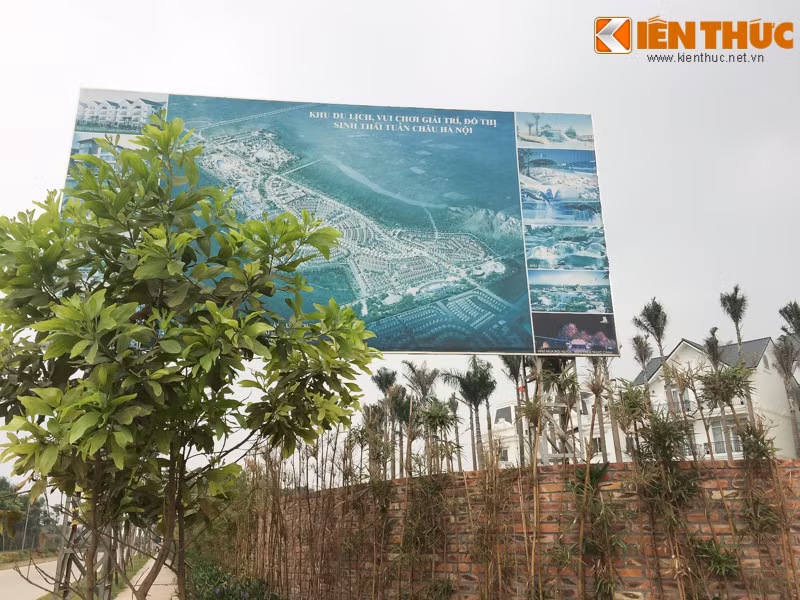 Tấm pano phối cảnh hoành tráng của cả khu thăm quan, đô thị Tuần Châu Hà Nội, nhưng thực tế mới chỉ vài hạng mục nhỏ được hoàn thành.