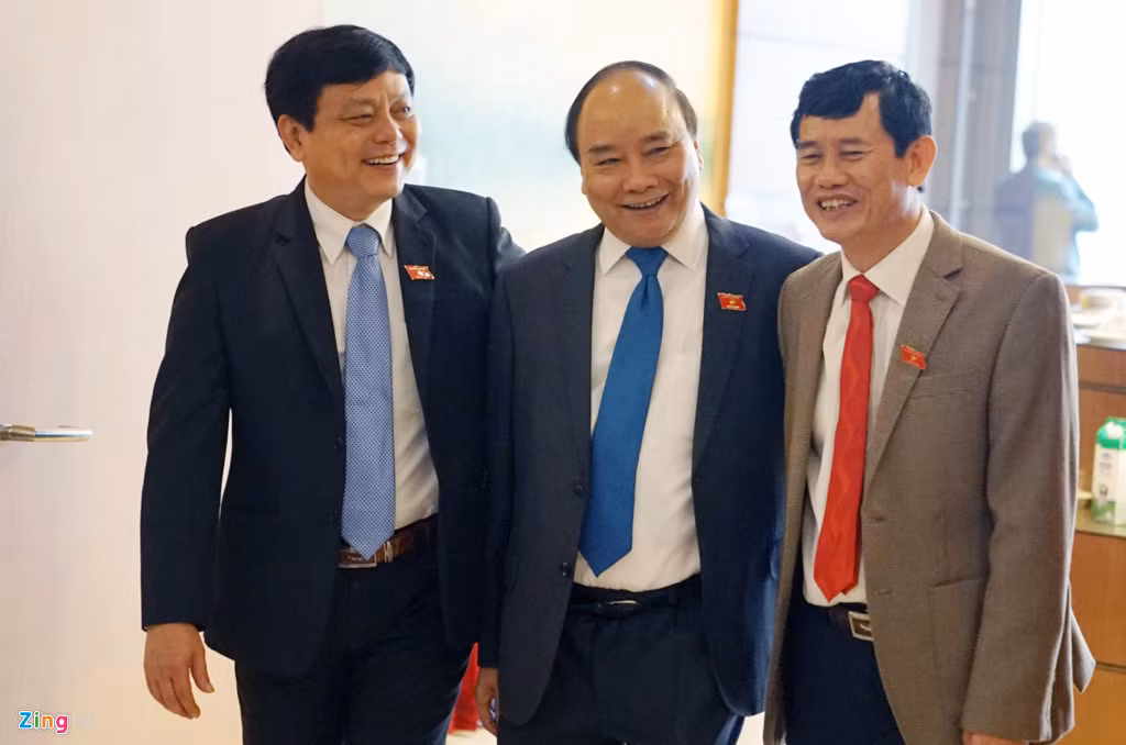 Trong giờ giải lao sau phiên họp trù bị sáng 22/5, các đại biểu vui mừng gặp gỡ tại hành lang hội trường.