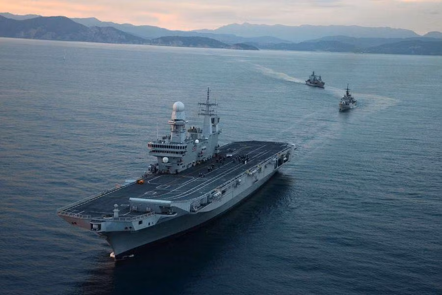 Vì kích cỡ nhỏ, nên tàu sân bay Cavour của Hải quân Italy phải thiết kế boong phóng nhảy cầu.