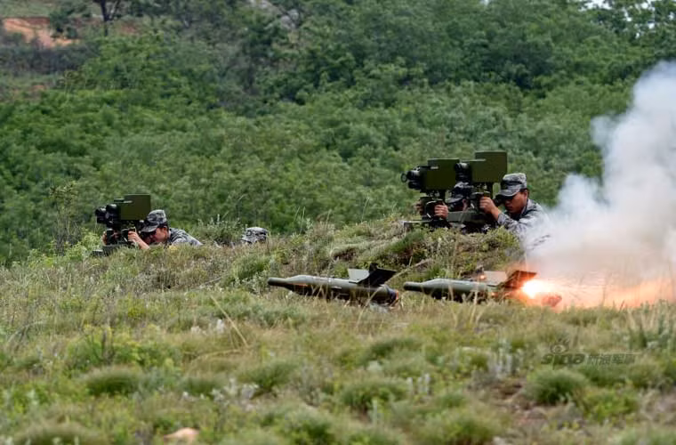 Các xạ thủ đồng loạt khai hỏa tên lửa chống tăng HJ-73 đạt tầm bắn khoảng 3.000m, dùng cơ chế lái bám bán tự động.