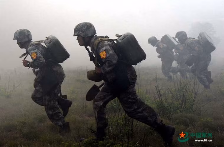 Xạ thủ HJ-73 đeo thùng khí tài vào trận địa.