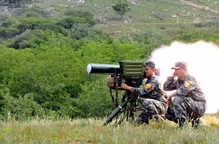 Quầng lửa “khủng” đạn tên lửa chống tăng HJ-8 phụt ra khi rời bệ phóng.