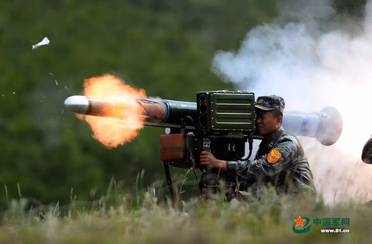 Trong ảnh, binh sĩ Trung Quốc đang khai hỏa tổ hợp tên lửa chống tăng HJ-8 do nước này sản xuất dựa trên tinh túy công nghệ tên lửa chống tăng Mỹ, Anh. HJ-8 được sản xuất từ giữa những năm 1980, đạt tầm bắn 3.000-4.000m, dùng cơ chế dẫn đường bán tự động, lệnh điều khiển truyền qua dây.