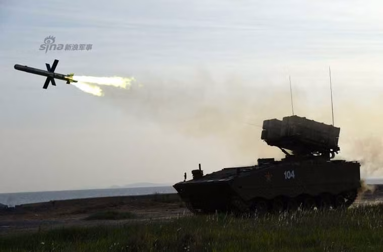 Đáng lưu ý nhất, gần đây Quân đội Trung Quốc đưa vào sử dụng tổ hợp tên lửa chống tăng HJ-10 (hay còn gọi là AFT-10) được trang bị loại đạn tên lửa nhìn khá giống mẫu Spike của Israel, tầm bắn khoảng 10km, dùng nhiều công nghệ dẫn đường mới (như đầu tự dẫn laser bán chủ động, TV, đầu dò radar sóng mm)...