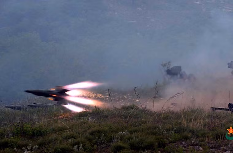 Đạn tên lửa tổ hợp chống tăng HJ-73 rời bệ phóng.