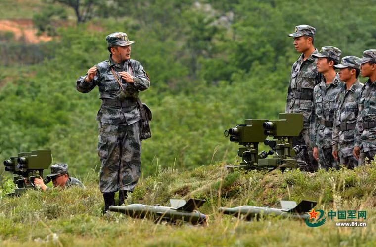 Sĩ quan chỉ huy đang hướng dẫn các xạ thủ tên lửa chống tăng HJ-73 – sản phẩm sao chép công nghệ mẫu 9M14 Malyukat (NATO gọi là AT-3) của Liên Xô.