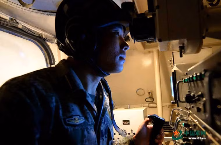 Xạ thủ lái tên lửa HJ-9 trong xe phóng.