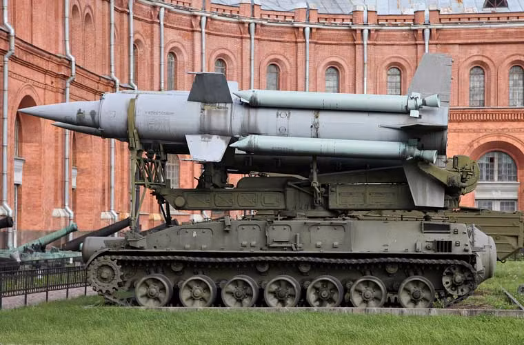 Khuôn viên Bảo tàng Lịch sử Quân sự Pháo, Kỹ thuật và Thông tin Nga thực sự to lớn. Nó không chỉ “nhét” được các cỗ pháo đồ sộ mà còn trưng bày được các xe phóng tự hành của các tổ hợp tên lửa phòng không Quân đội Liên Xô. Ảnh: xe phóng tự hành 2P24 của tổ hợp tên lửa phòng không tầm trung 2K11 Krug (NATO gọi là SA-4), đạt tầm bắn 50-55km.