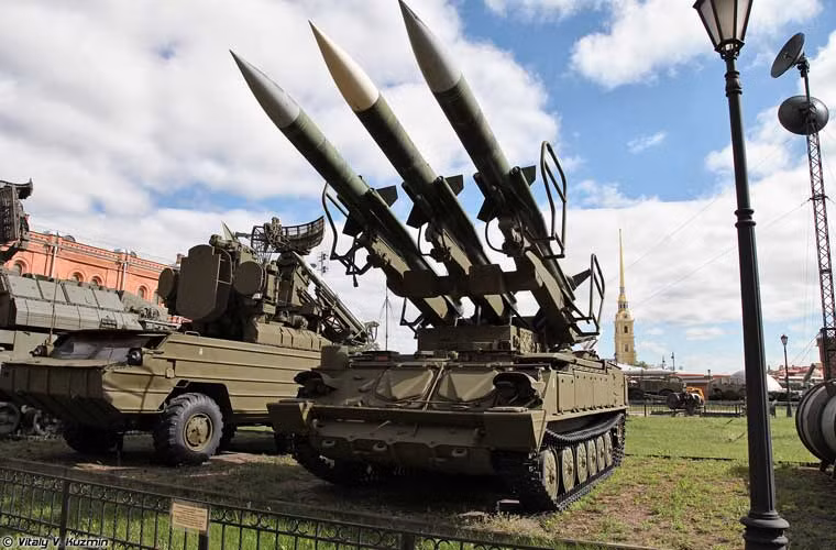 Xe phóng tự hành 2P25 của tổ hợp tên lửa phòng không tầm trung 2K12 Kub (NATO gọi là SA-6). Đây là một trong những vũ khí phòng không tuyệt vời của Liên Xô đã gây khiếp sợ cho phương Tây. Đặc biệt trong cuộc chiến tranh Yom Kippur 1973, phi công Israel đã phải “vái lạy” loại tên lửa này và gọi chúng là “ba ngón tay thần chết”. 2K12 Kub là một trong những hệ thống phòng không đầu tiên sử dụng tên lửa lắp đầu tự dẫn radar bán chủ động. Tên lửa đạt tầm bắn 24km, độ cao hạ mục tiêu hơn 14km.