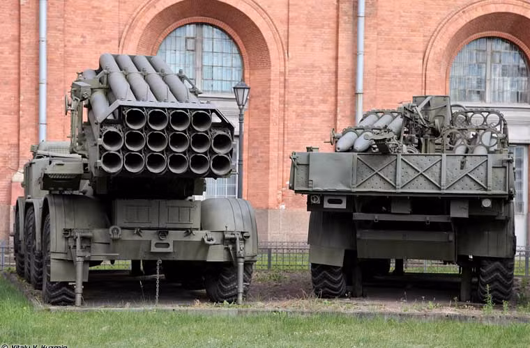 Nhìn từ đuôi xe pháo BM-27 Uragan 16 nòng cỡ 220mm cùng xe tiếp đạn.