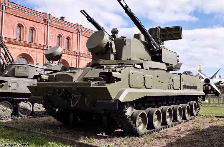 Xe chiến đấu 2S6 của tổ hợp phòng không tầm thấp 2K22 Tunguska trang bị cặp pháo 30mm và 8 tên lửa đối không 9M311 trên bệ phóng đạt tầm bắn tối đa 8km, độ cao 3,5km.