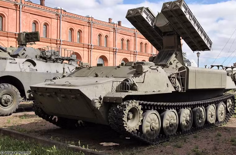 Xe chiến đấu 9A35 của tổ hợp tên lửa phòng không tầm thấp 9K35 Strela-10 trang bị đạn tên lửa 9M333 đạt tầm bắn 5km, độ cao 3,5km.