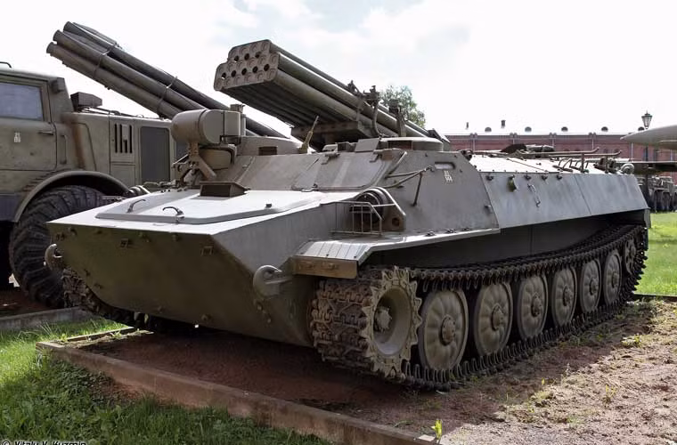 Xe chiến đấu 9P1490 của tổ hợp tên lửa chống tăng tự hành 9K114 Shturm-S. Tổ hợp được trang bị đạn tên lửa chống tăng dẫn đường vô tuyến 9M114 đạt tầm bắn 400m tới 5km. Khi phóng giá phóng đặt ở đuôi sẽ được nâng lên, khi hành quân phần giá phóng được gấp gọn giấu trong xe.