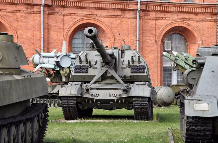 Lựu pháo tự hành 2S19 Msta-S có thể xem là thiết kế pháo binh danh tiếng cuối cùng dưới thời Liên Xô, được đưa vào phục vụ từ năm 1989 tới nay. Msta-S trang bị pháo 2A65 152mm đạt tốc độ bắn 6-8 phát/phút, tầm bắn 29 tới 36km tùy loại đạn.