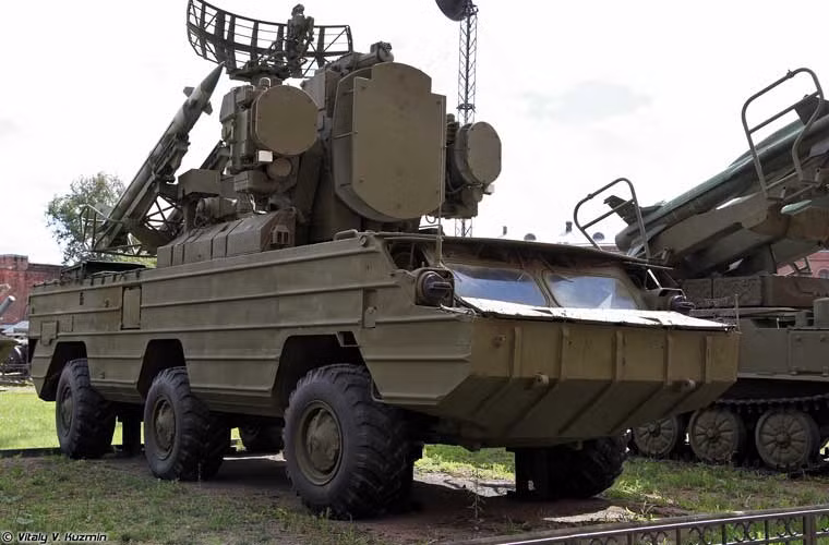 Xe chiến đấu 9A33 của tổ hợp tên lửa phòng không tầm thấp 9K33 Osa đạt tầm bắn 15km, độ cao hạ mục tiêu 12km.