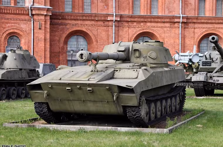 Lựu pháo tự hành 2S1 Gvozdika lắp pháo 2A18 cỡ 122mm đạt tầm bắn 15-21km tùy loại đạn, tốc độ bắn 5 phát/phút.