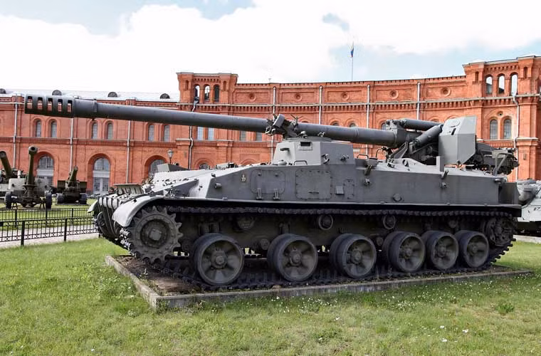 Lựu pháo tự hành tầm xa 2S5 Giatsint-S lắp pháo 2A36 cỡ 152mm đạt tốc độ bắn 5-6 phát/phút, tầm bắn 28-33km tùy từng loại đạn. Đặc biệt, nó có khả năng bắn đạn hạt nhân công suất 0,1-2kT.