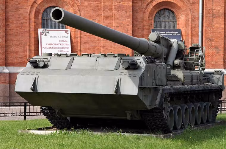 Pháo tự hành 2S7 Pion – đây là một trong những khẩu pháo uy lực nhất trong kho vũ khí Quân đội Liên Xô. 2S7 được trang bị cỗ pháo 2A44 cỡ 203mm đạt tầm bắn 37,5km tới 55km với đạn tăng tầm, nó có thể bắn đạn hạt nhân.