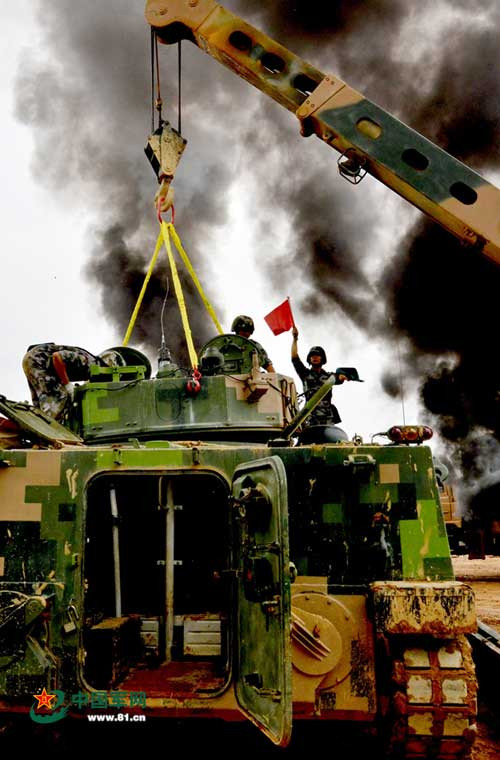 Chỉ cần 3-4 binh sĩ cùng người lái xe cẩu đã có thể đưa module tháp pháo ZBD-04 vào khung thân bánh xích. Đáng lưu ý, module tháp pháo ZBD-04 là thiết kế sao chép nguyên bản tháp pháo của xe chiến đấu bộ binh BMP-3 Nga.