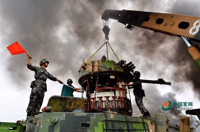 ZBD-04 dùng module tháp pháo kiểu xe BMP-3 của Nga, với pháo chính 100mm kẹp nòng pháo 30mm với tầm bắn lần lượt là 4km và 1,5-2km. Pháo chính 100mm có thể bắn tên lửa chống tăng qua nòng đạt tầm bắn khoảng 5km, độ chính xác đạt 80%. Cơ số đạn trên xe gồm 22 viên đạn nổ phá mảnh 100mm và 8 đạn chống tăng.