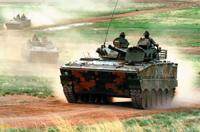 ZBD-04 trang bị động cơ diesel làm mát bằng nước công suất 590 mã lực cho tốc độ tối đa khoảng 65km/h...