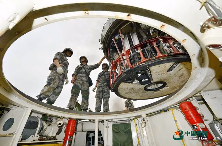 Trong loạt ảnh này, tháp pháo của ZBD-04 nằm tách rời thân, đang được xê cần cẩu từ từ đưa vào bên trong khung thân chiếc ZBD-04.