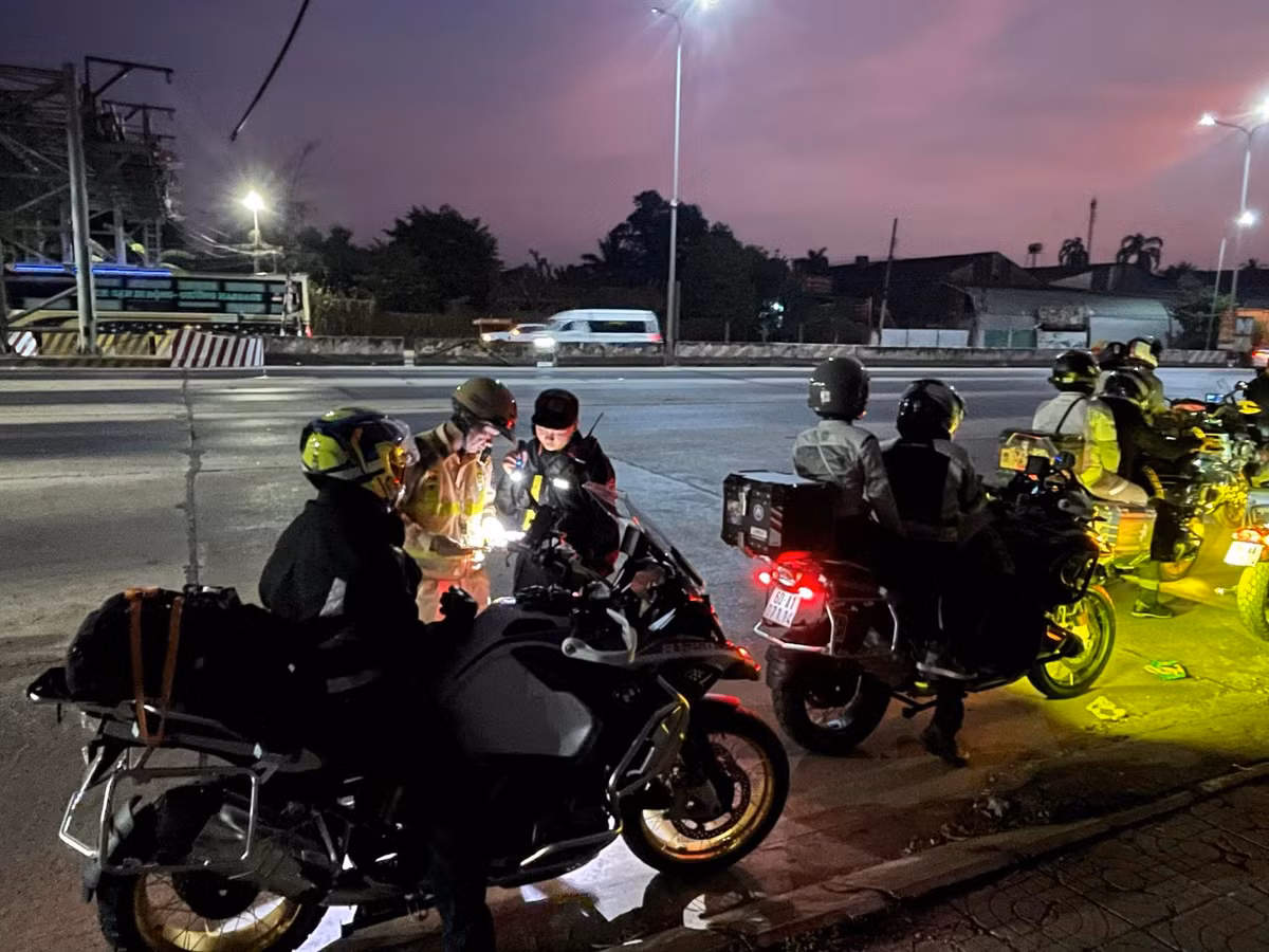 Dong Nai: 19 nguoi trong doan mo to phan khoi lon khong co GPLX-Hinh-2